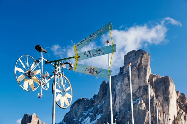 Dolomieten: een paradijs voor de fietsers. Passo Giau, Cortina d'Ampezzo, Dolomieten — Stockfoto