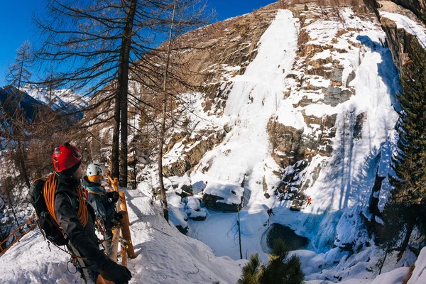 Cascata di ghiaccio di Lillaz: paradiso dell'arrampicata su ghiaccio — Foto Stock