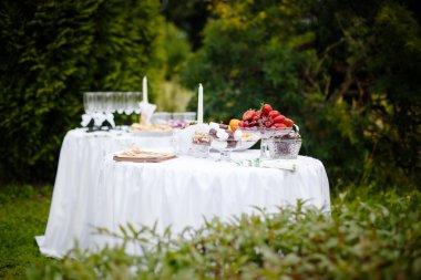 Tatlı ve ekmek büfesi satırındaki catering