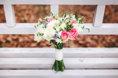 Güzel düğün buket bankta