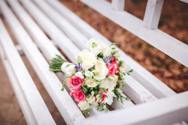 Güzel düğün buket bankta