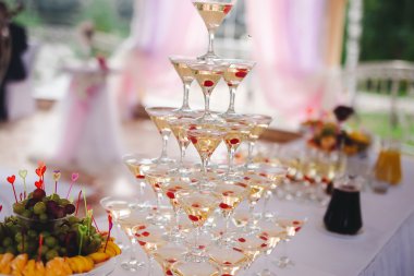 Şampanya kadehleri.