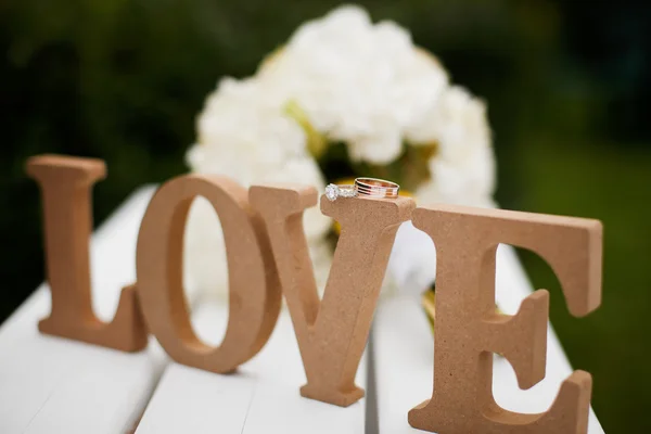Zátiší se svatební kyticí a snubními prsteny — Stock fotografie