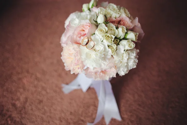 Belo buquê de casamento no banco — Fotografia de Stock