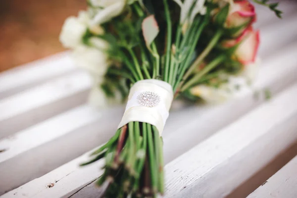 Beautiful wedding bouquet on bench — Stock Photo, Image