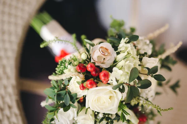Two Golden Wedding Rings on flowers macro shot — Stock Photo, Image