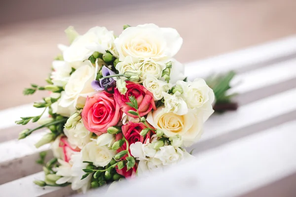 Beautiful wedding bouquet on bench — Stock Photo, Image