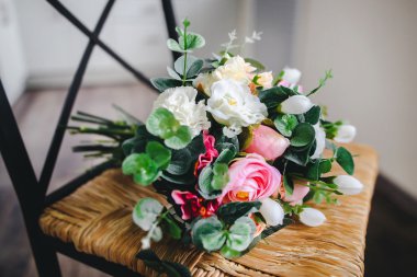 sandalyede gelin buketi