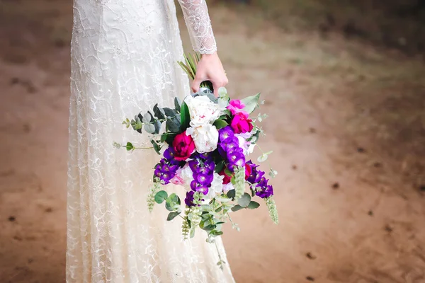 Beau bouquet de mariage entre les mains de la mariée — Photo