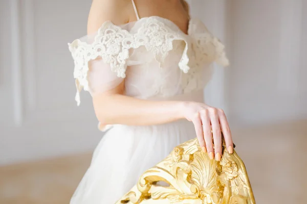 Belo guipure em um vestido da noiva e bela manicura — Fotografia de Stock