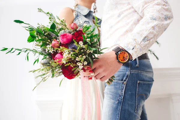 Hermoso ramo de boda en manos de los novios — Foto de Stock