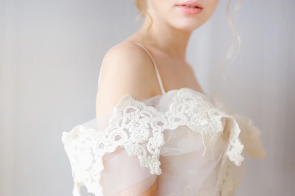 Bride hand shoulder detail — Stock Photo, Image