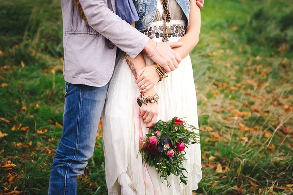 Vackra bröllop bukett i händerna på bruden och brudgummen — Stockfoto