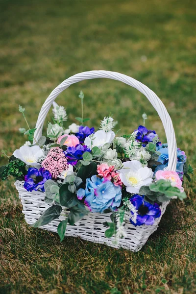 Bunte Blumen im Korb — Stockfoto