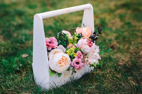 Bunte Blumen im Korb — Stockfoto