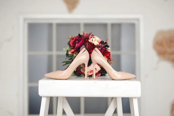 꽃의 부케와 함께 베이지색 결혼식 신발 — 스톡 사진