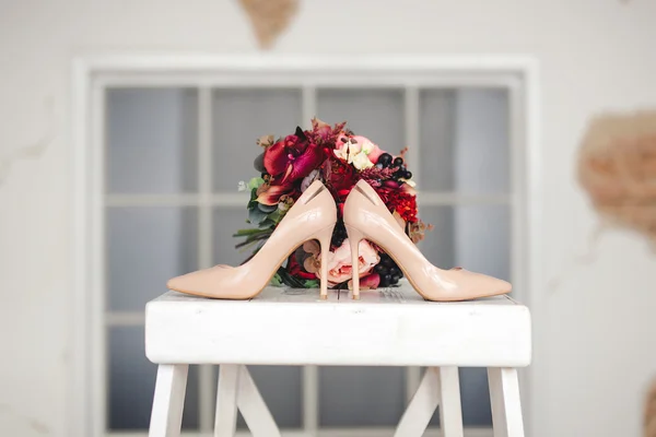 Sapatos de casamento bege com buquê de flores — Fotografia de Stock