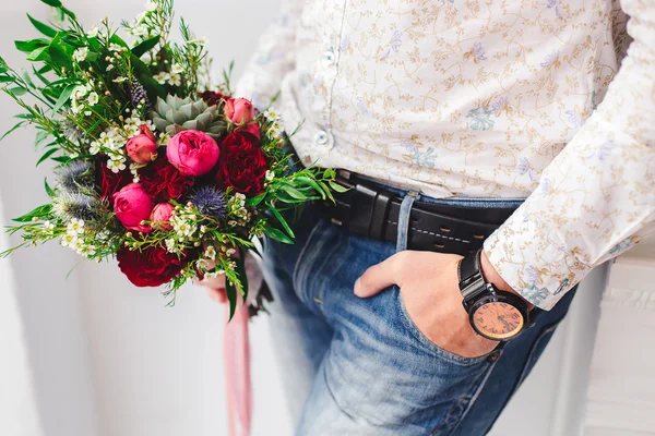 El ramo de boda en manos del novio . — Foto de Stock