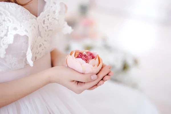 Flor en las manos de la novia — Foto de Stock