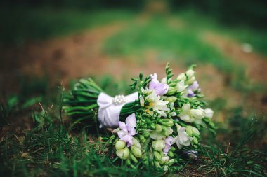 çiçekler makro çekim üzerinde iki altın alyans