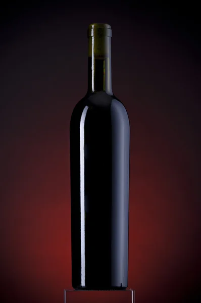 Garrafa de vinho isolada no escuro — Fotografia de Stock