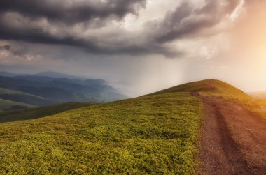 Polonina Borzava üzerinde fırtınalı bulutlar