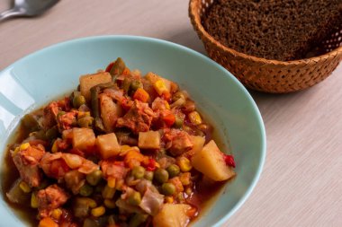 Meksika usulü közlenmiş Ragu ve ekmek, yakın görüş. 