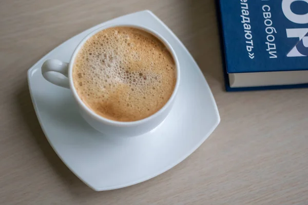 Taza Café Capuchino Con Leche Libro Azul — Foto de Stock