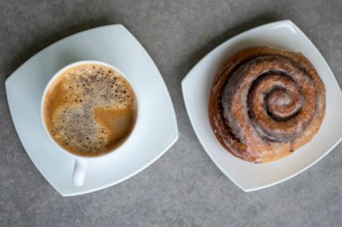Ev yapımı tarçınlı bir fincan kahve, yakın görüş.