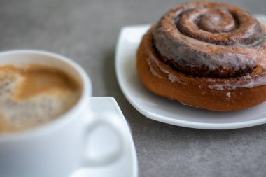 Ev yapımı tarçınlı bir fincan kahve, yakın görüş.