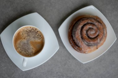 Ev yapımı tarçınlı bir fincan kahve, yakın görüş.