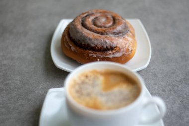 Ev yapımı tarçınlı bir fincan kahve, yakın görüş.