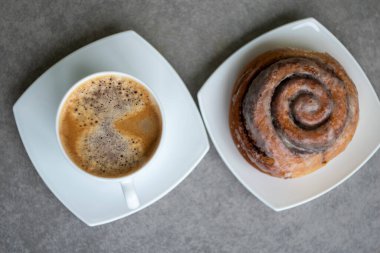 Ev yapımı tarçınlı bir fincan kahve, yakın görüş.