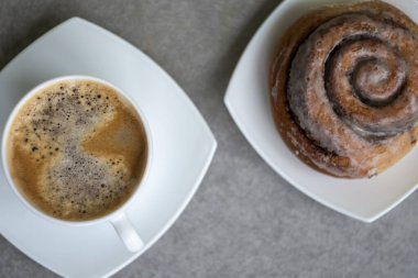 Ev yapımı tarçınlı bir fincan kahve, yakın görüş.