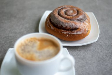 Ev yapımı tarçınlı bir fincan kahve, yakın görüş.