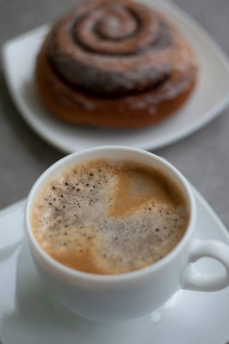 Ev yapımı tarçınlı bir fincan kahve, yakın görüş.