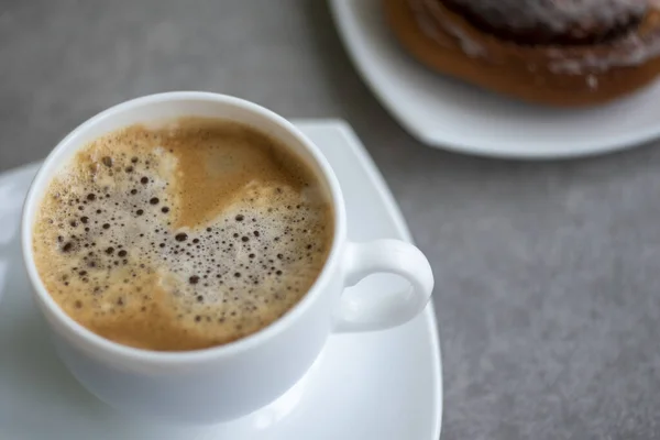 Taza Café Con Rollo Canela Horneado Casa Plato Vista Cercana — Foto de Stock