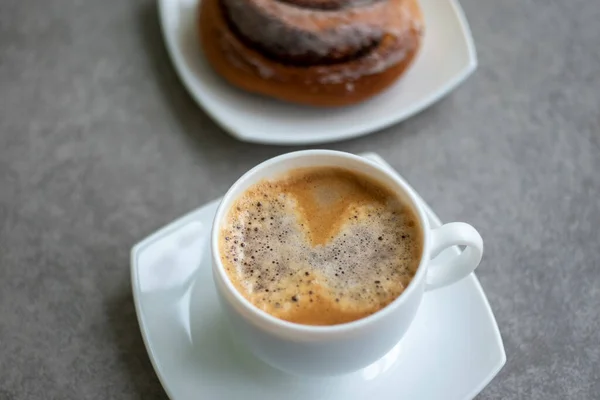 Taza Café Con Rollo Canela Horneado Casa Plato Vista Cercana — Foto de Stock