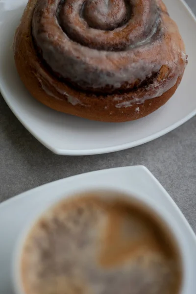 Cup Coffee Home Baked Cinnamon Roll Plate Close View — Stock Photo, Image