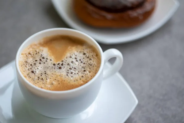 Taza Café Con Rollo Canela Horneado Casa Plato Vista Cercana — Foto de Stock