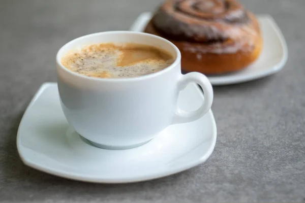 Taza Café Con Rollo Canela Horneado Casa Plato Vista Cercana — Foto de Stock