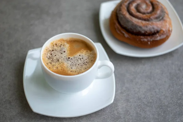 Taza Café Con Rollo Canela Horneado Casa Plato Vista Cercana — Foto de Stock