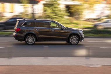 Ukrayna, Kyiv caddesinde hareket halindeki mavi arabanın yan görüntüsü