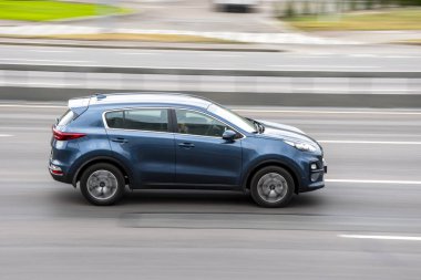 Ukrayna, Kyiv - 29 Eylül 2020: Mavi Kia Sportage arabası yolda ilerliyor