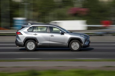 Ukrayna, Kyiv - 10 Aralık 2020: Gri Toyota RAV4