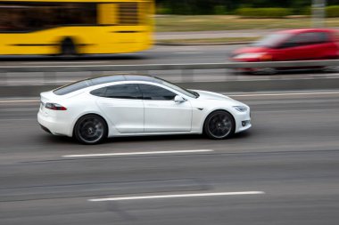 Ukrayna, Kyiv - 29 Eylül 2020: Beyaz Tesla Model S arabası yolda ilerliyor