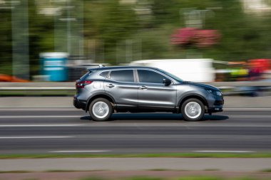 Ukrayna, Kyiv - 10 Aralık 2020: Blue Nissan Rogue Sport arabası yolda ilerliyor