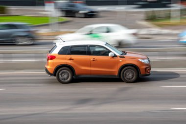 Ukrayna, Kyiv - 29 Eylül 2020: Turuncu Suzuki Vitara SUV aracı yolda ilerliyor