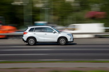 Ukrayna, Kyiv - 10 Aralık 2020: Beyaz Suzuki Vitaracar sokağa çıkıyor