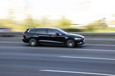 Ukrayna, Kyiv - 10 Aralık 2020: Siyah Vovo V60 aracı sokakta hareket ediyor